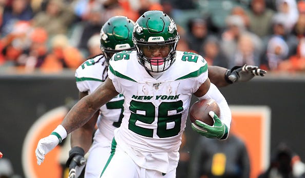 Le'Veon Bell rushes for the Jets against the Bengals.