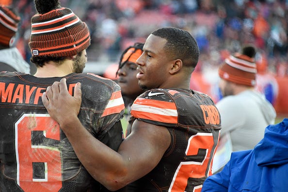 Nick Chubb and Baker Mayfield chat on the sideline.