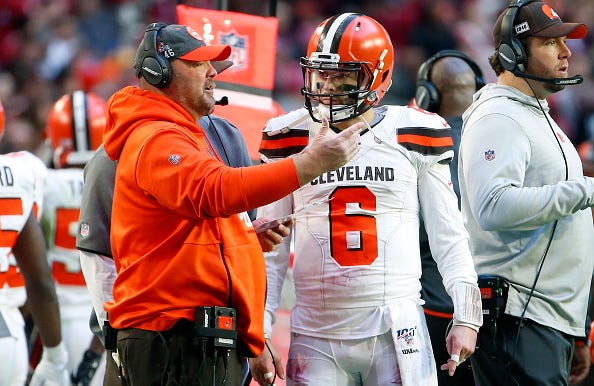 Browns head coach Freddie Kitchens chats with Baker Mayfield.