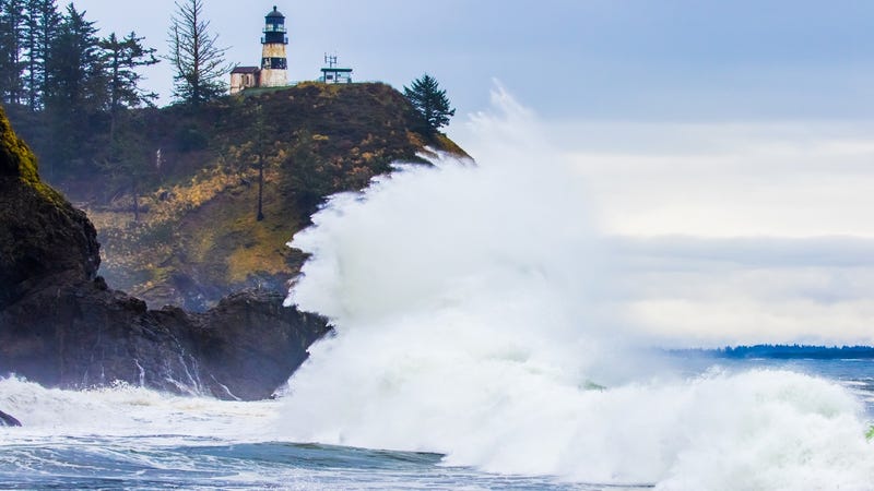 Ocean waves crashing at Cape Disappointment