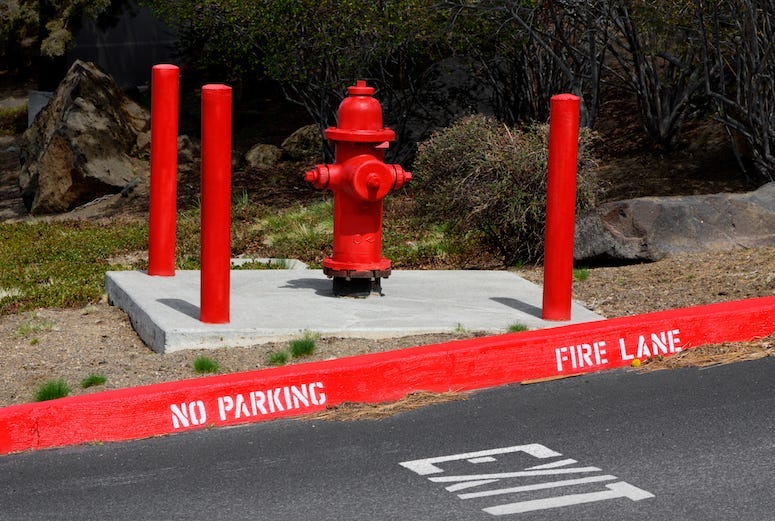 fire hydrant on sidewalk red fire lane no parking marking - Alquiler de coche en Estados Unidos - Foro USA y Canada