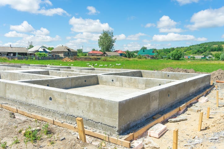 Production of the concrete base under the house with use of a removable timbering.
