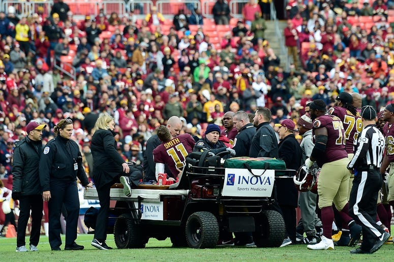 Saliendo del campo luego de ser capturado y lesionado por Kareem Jackson # 25 de los Houston Texans en el tercer cuarto del juego en FedExField el 18 de noviembre de 2018