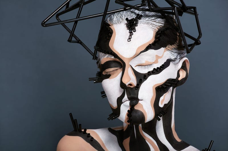 Artist creates 3D illusion on model's face with make-up