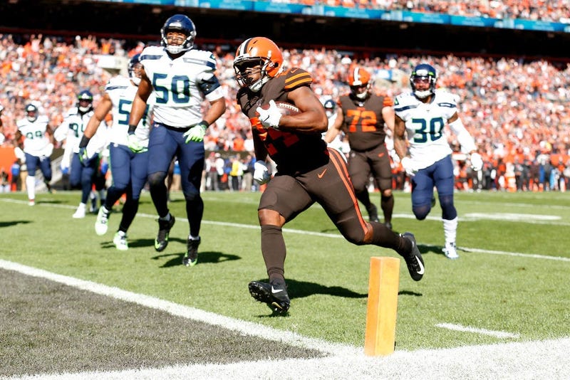 Nick Chubb scores a touchdown against the Seahawks in the first quarter of Sunday's game