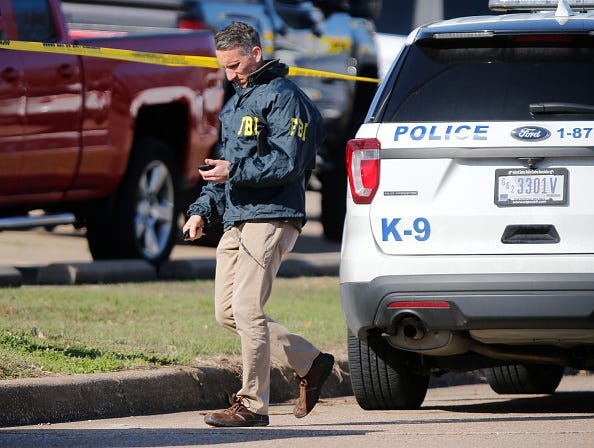 Woman claims to have bomb to rob bank