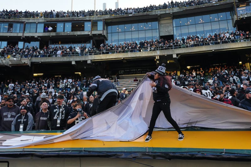 Raiders fans throw garbage, fight with security after ugly final game in  Oakland