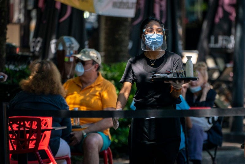 Eating Outdoor (GETTY)