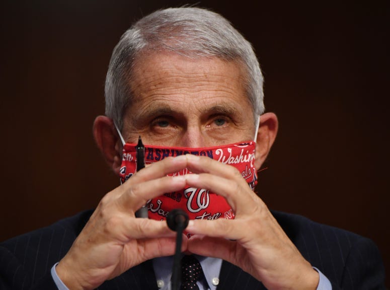 Dr. Fauci usando mascara de los Nationals