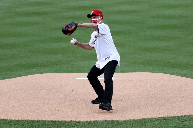 dr. Fauci lanzando la pelota en el opening day en el Nats Park