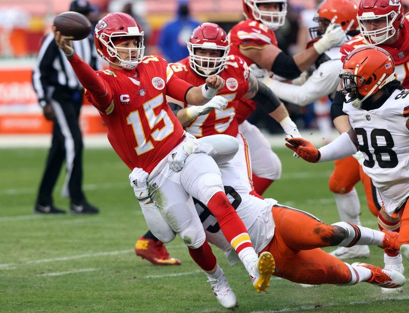 Chiefs advance, Mahomes absent after hit in the 3rd quarter