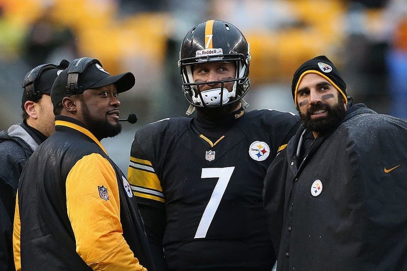 Head Coach Mike Tomlin speaks with Ben Roethlisberger #7 and Bruce Gradkowski #5 of the Pittsburgh Steelers