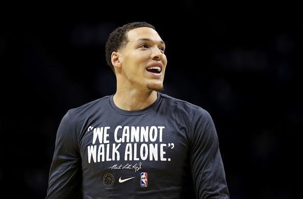 Aaron Gordon warms up before a game with the Magic.