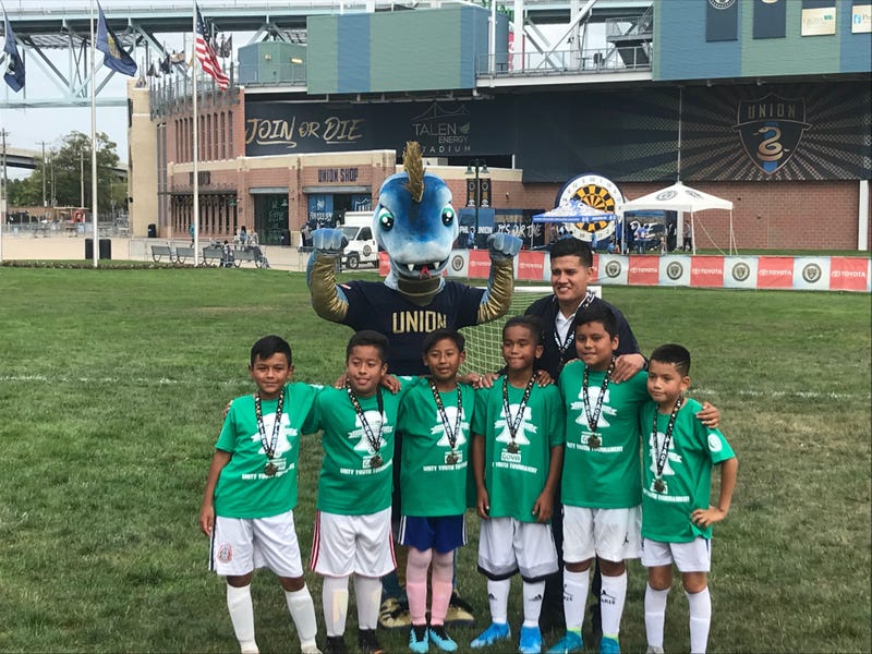 Philadelphia Union mascot Phang with Team Mexico and their coach before the Unity Cup final.