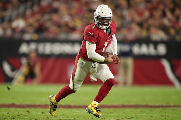 Cardinals QB Kyler Murray eludes a tackle.
