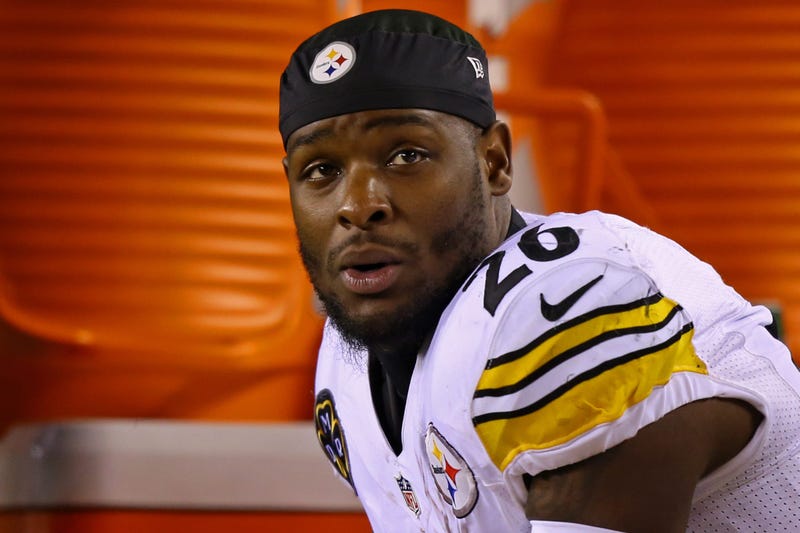 Pittsburgh Steelers running back Le'Veon Bell (26) sits on the bench against the Cincinnati Bengals in the first half at Paul Brown Stadium.
