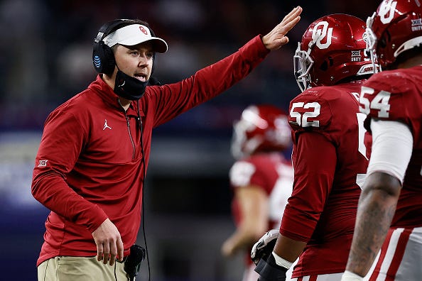 Lincoln Riley addresses Oklahoma players during a game.