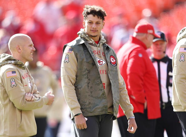 Patrick Mahomes watches Week 9 from the Chiefs sideline.