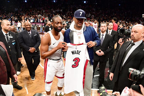 Dwyane Wade gifts Carmelo Anthony his Heat jersey.