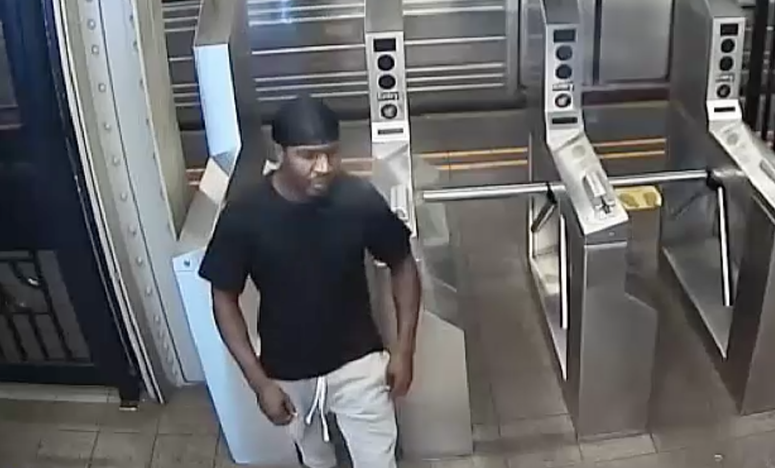 Woman beaten by bag thief subway