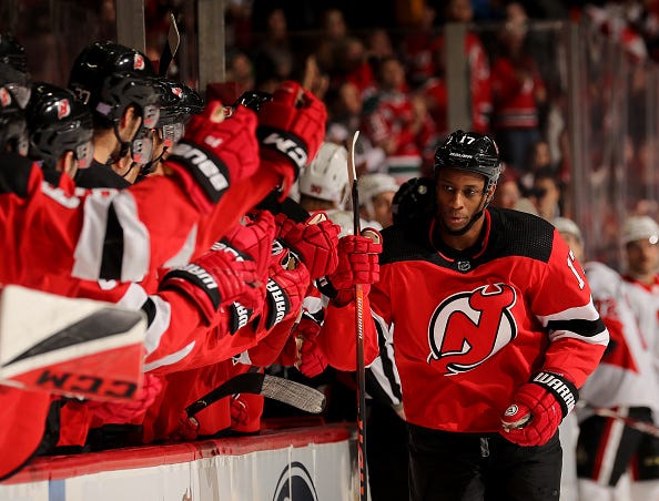 Wayne Simmonds celebrates a goal with his Devils teammates.