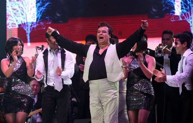 QUITO, March 14, 2014 (Xinhua) -- Mexican singer and composer, Juan Gabriel (C), performs during a concert of his "Gracias por cantar mis canciones" tour, in the Ruminahui coliseum, in Quito, capital of Ecuador, on March 13, 2014. Juan Gabriel is back in