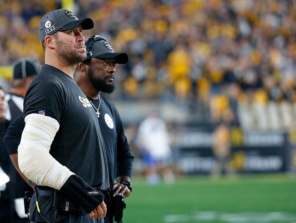 Ben Roethlisberger watches the Steelers alongside head coach Mike Tomlin.