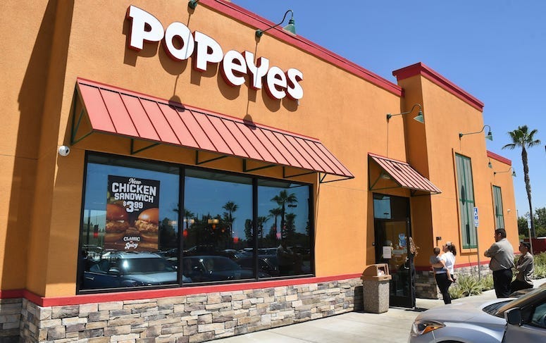Popeyes, Restaurant, Customers, Line, Chicken Sandwich, 2019