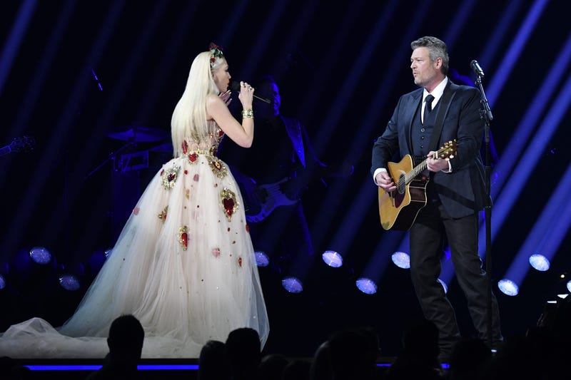 Blake Shelton performs with Gwen Stefani