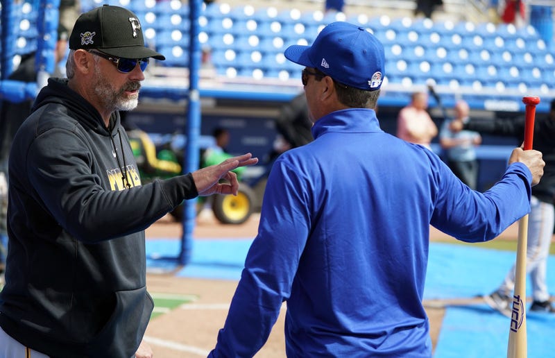 Shelton talking to another manager