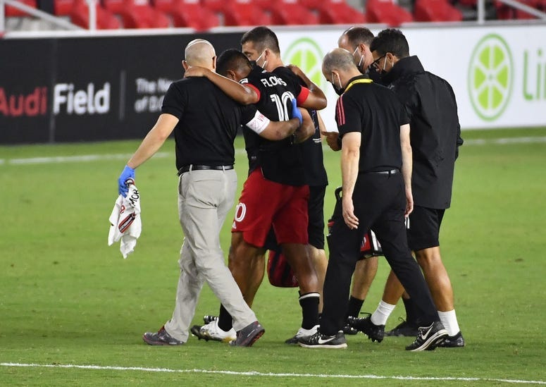 Sale de la cancha por lesion