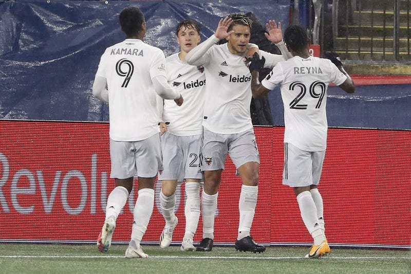 Yamil Asad marca el primer gol frente a New England