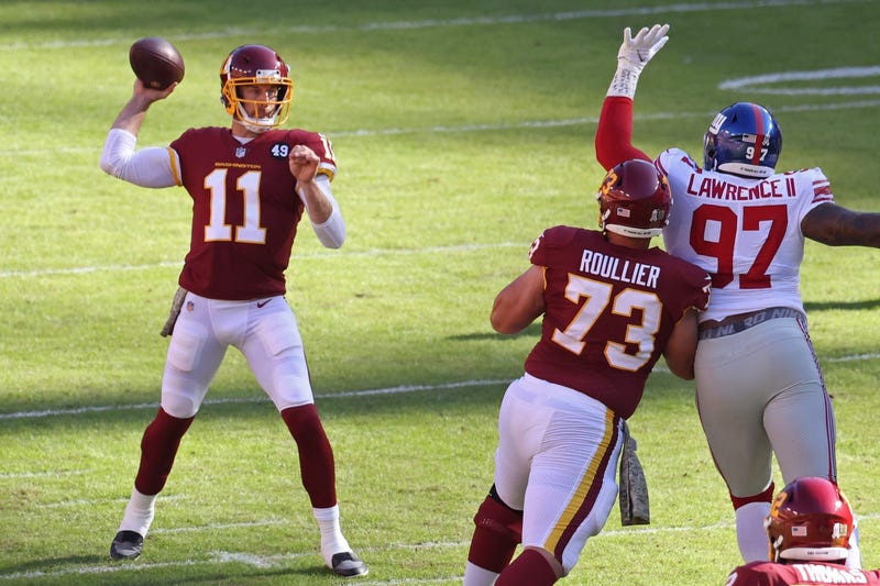 Alex Smith hace un pase en el fedEx Field