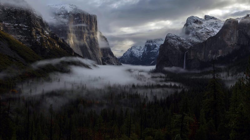 Sunrise in the Yosemite valley in Yosemite National Park.