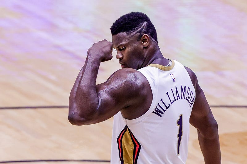 Zion Williamson flexes during a Pelicans game.