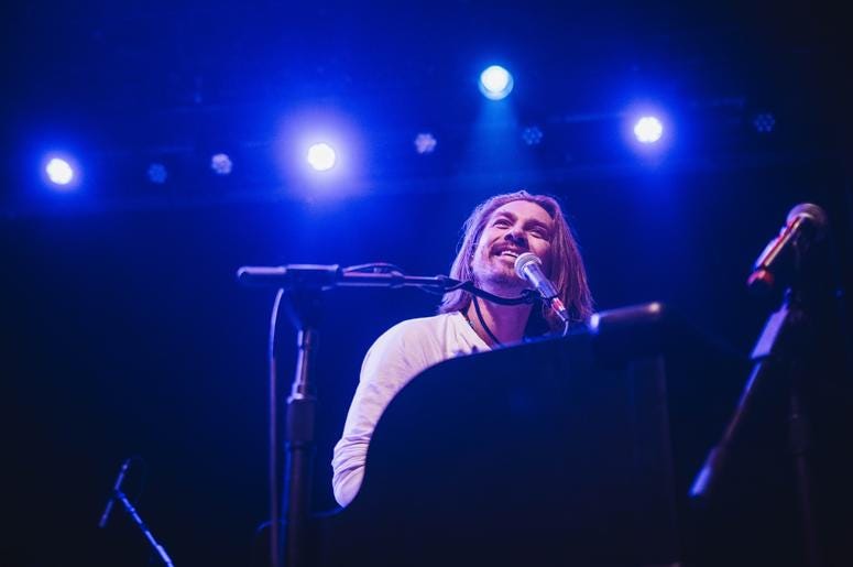 Alice In Winterland Featuring HansonAlice In Winterland Featuring HansonAlice In Winterland Featuring HansonAlice In Winterland Featuring Hanson