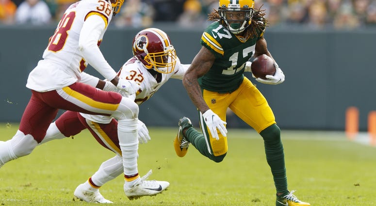Davante Adams moves around defenders