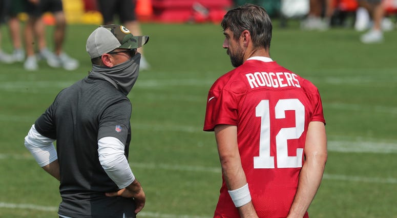 Aaron Rodgers chats with HC Matt LaFleur