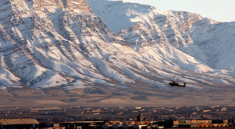 An AH-64 Apache flies near Bagram Airfield, Afghanistan 4thInfantryDivisionPublicAffairsOffice