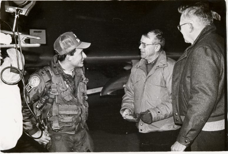 Gov Sinner meets with pilot who flew heart transplant. Gov Sinner meets with pilot who flew heart transplant.