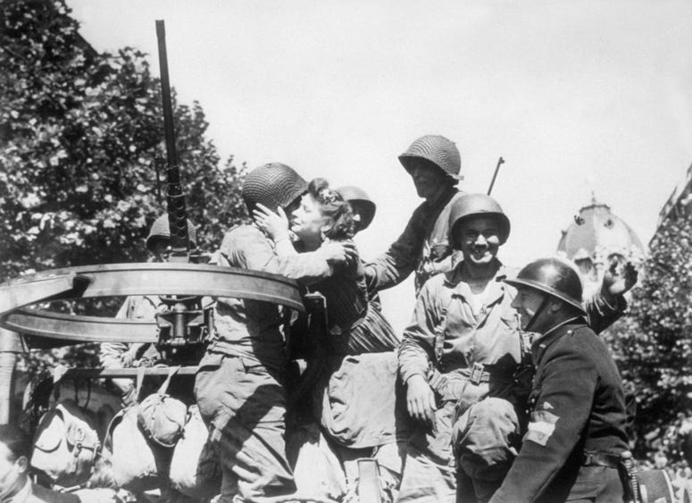 1944: Parisian girls welcome the liberating US troops arriving in Paris. 1944: Parisian girls welcome the liberating US troops arriving in Paris.