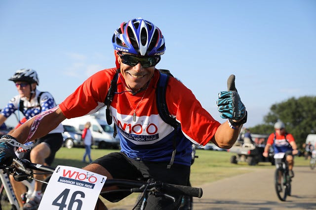 Biker giver thumbs up