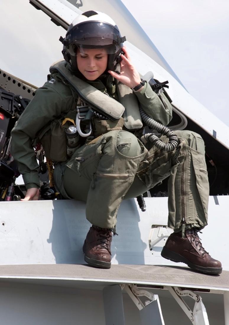 Former Navy pilot shares her story. Lt. Cmdr. Naval Reservist Liz Corwin