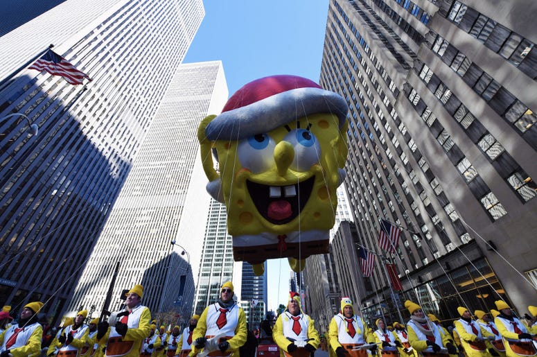(181122) -- NEW YORK, Nov. 22, 2018 (Xinhua) -- The balloon of Spongebob Squarepants is seen during the 2018 Macy's Thanksgiving Day Parade in New York, the United States, on Nov. 22, 2018. Despite frigid cold and strong winds, millions of people from New U.S.-NEW YORK-THANKSGIVING DAY PARADE