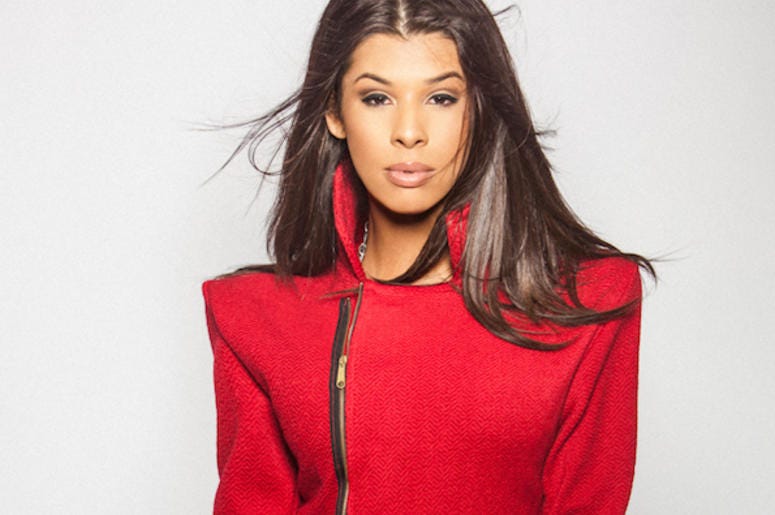 Pose Actress Hailie Sahar Pose Actress Hailie Sahar