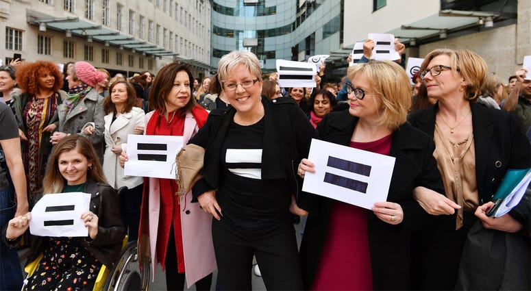 Highlighting equal pay on International Women's Day 3/8/2018 - Journalist Carrie Gracie (centre) and BBC employees gather outside Broadcasting House in London, to highlight equal pay on International Women's Day. (Photo by PA Images/Sipa USA) *** US Rights Only ***