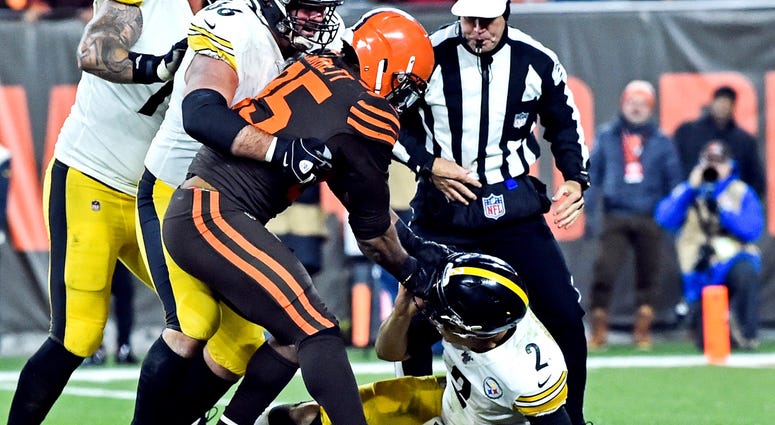 Nov 14, 2019; Cleveland, OH, USA; Cleveland Browns defensive end Myles Garrett (95) hits Pittsburgh Steelers quarterback Mason Rudolph (2) with his own helmet as offensive guard David DeCastro (66) tries to stop Garrett Nov 14, 2019; Cleveland, OH, USA; Cleveland Browns defensive end Myles Garrett (95) hits Pittsburgh Steelers quarterback Mason Rudolph (2) with his own helmet as offensive guard David DeCastro (66) tries to stop Garrett