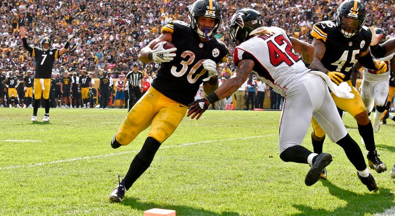 Pittsburgh Steelers running back James Conner (30) takes a handoff from quarterback Ben Roethlisberger (7) DO NOT USE