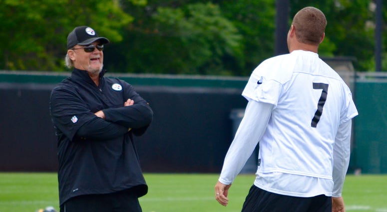 Steelers OC Randy Fichtner and QB Ben Roethlisberger talk during the team's OTA in June