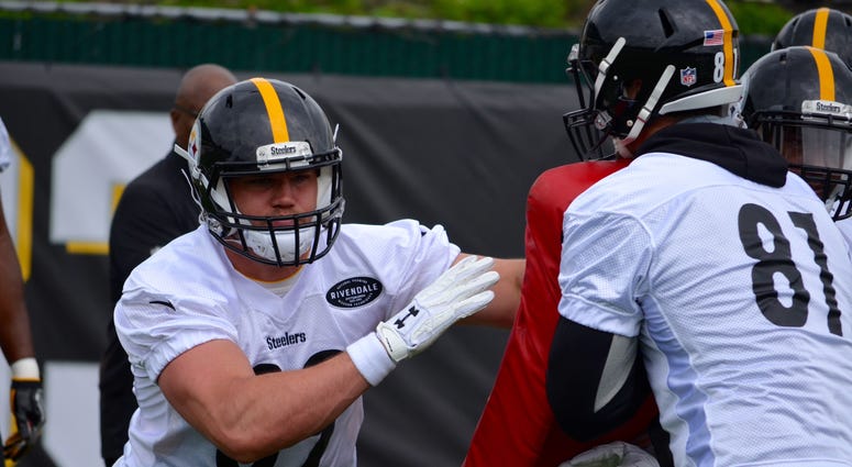 Steelers TE Vance McDonald works out with fellow TE Jesse James